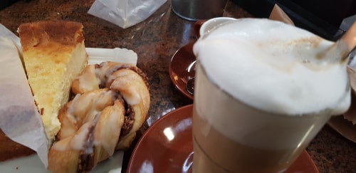 Petit déjeuner dans des halles à la sortie de l'auberge de jeunesse